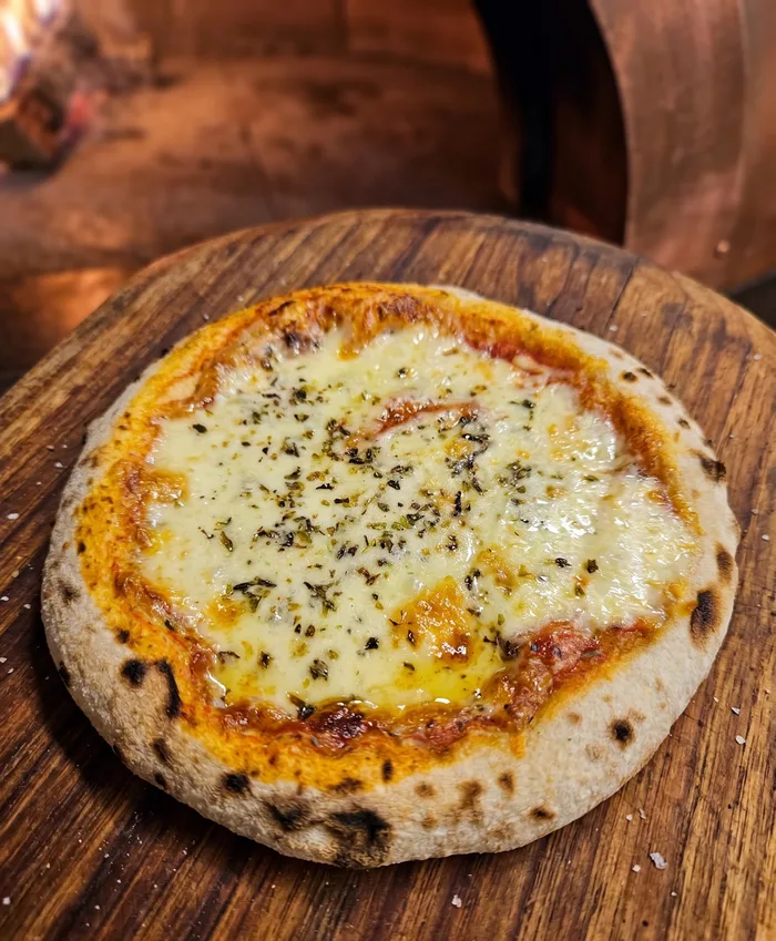 Pizza Milão — mussarela e orégano