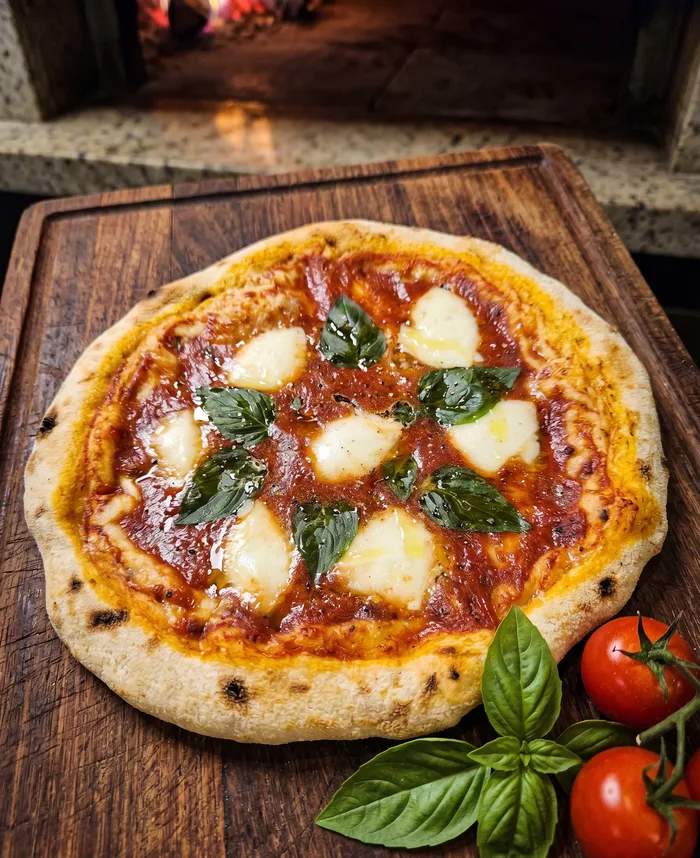Pizza Nápoles — mussarela de búfala e manjericão